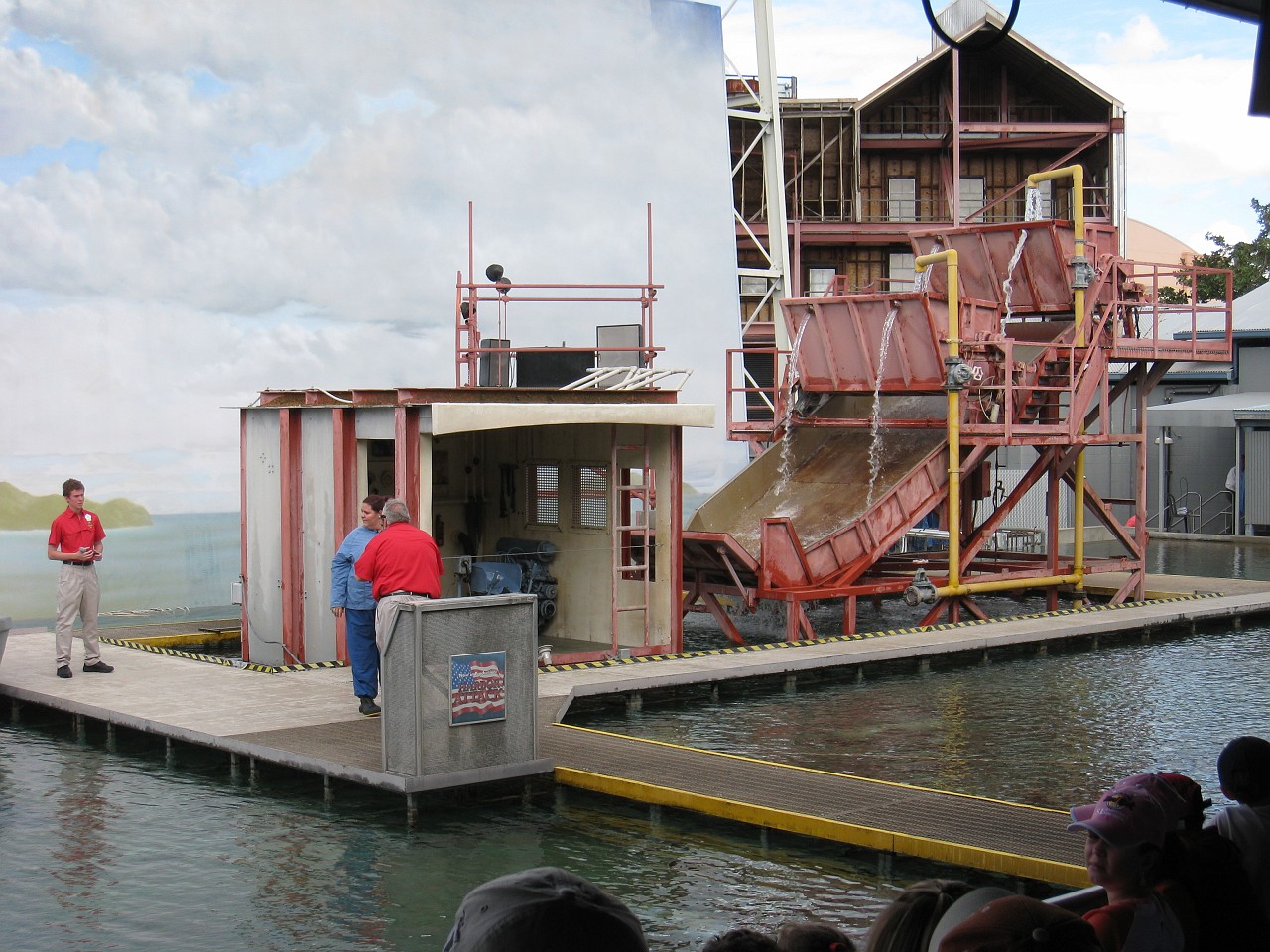 Vacation 2007-12 - Beaches Disney Hotels 0796.jpg - On the 2007-08 Florida vacation we visited beaches from Fort Myers to Sanibel Island sampling local food along the way. Green water and white sugar beaches! Arriving at Disney World we visited several of the theme resorts.